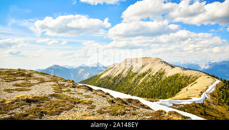 La vista dalla cima di una montagna in primavera - Canadian Rocky Mountains, Pedley Pass, British Columbia, Canada Foto Stock