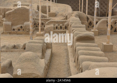 Sculture di Adobe presso le antiche rovine di Chan Chan, Trujillo, Perú Foto Stock