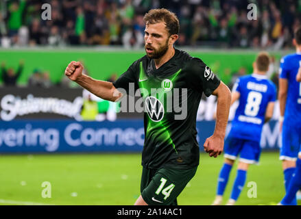 Wolfsburg, Germania. 23 Sep, 2019. Admir Mehmedi di Wolfsburg festeggia rigature durante un match della Bundesliga tra VfL Wolfsburg e TSG 1899 Hoffenheim a Wolfsburg, in Germania, Sett. 23, 2019. Credito: Kevin Voigt/Xinhua Foto Stock