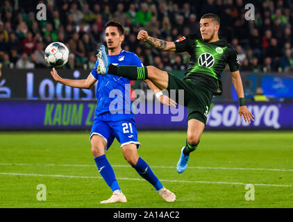 Wolfsburg, Germania. 23 Sep, 2019. William (R) di Wolfsburg vies con Benjamin Hubner di Hoffenheim durante un match della Bundesliga tra VfL Wolfsburg e TSG 1899 Hoffenheim a Wolfsburg, in Germania, Sett. 23, 2019. Credito: Kevin Voigt/Xinhua Foto Stock