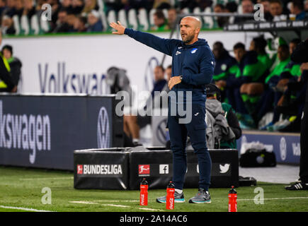 Wolfsburg, Germania. 23 Sep, 2019. Head Coach Alfred Schreuder di Hoffenheim dà istruzioni durante un match della Bundesliga tra VfL Wolfsburg e TSG 1899 Hoffenheim a Wolfsburg, in Germania, Sett. 23, 2019. Credito: Kevin Voigt/Xinhua Foto Stock