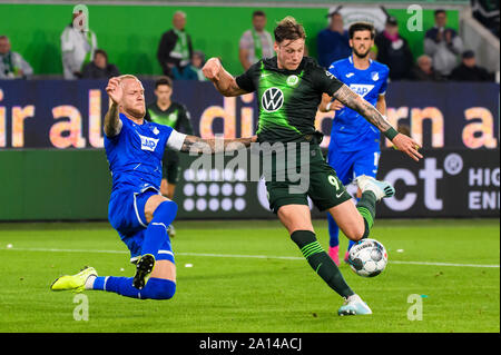 Wolfsburg, Germania. 23 Sep, 2019. Wout Weghorst (C) di Wolfsburg prende un colpo durante un match della Bundesliga tra VfL Wolfsburg e TSG 1899 Hoffenheim a Wolfsburg, in Germania, Sett. 23, 2019. Credito: Kevin Voigt/Xinhua Foto Stock