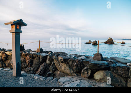 Meoto Iwa rocce e lanterna tradizionale in Futami, Prefettura di Mie, Giappone Foto Stock