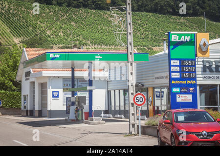 BOURGOIN JALLIEU, Francia - 16 luglio 2019: Elan Logo nella parte anteriore di una delle loro stazioni di gas in Bourgoin. Elan è una stazione di benzina marche in Franco rurale Foto Stock