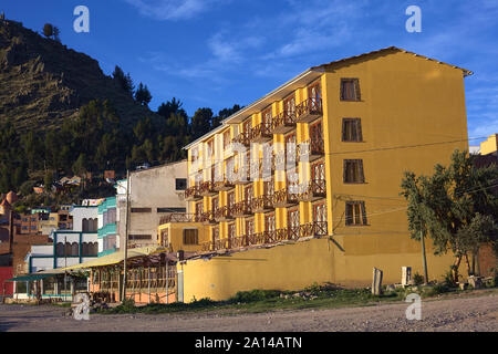 COPACABANA, BOLIVIA - Ottobre 17, 2014: Hotel Estelar del Titicaca sulla riva del lago Titicaca in Copacabana, Bolivia Foto Stock