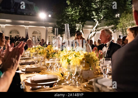 Washington, Stati Uniti d'America. Xx Settembre, 2019. La First Lady Melania Trump colloqui con Australian professional golfer Greg Norman e gli ospiti durante la cena di Stato in onore del Primo Ministro australiano Scott Morrison e sua moglie la signora Jenny Morrison Venerdì, Settembre 20, 2019, nel Giardino delle Rose della Casa Bianca. Persone: la First Lady Melania Trump, Greg Norman Credito: tempeste Media Group/Alamy Live News Foto Stock