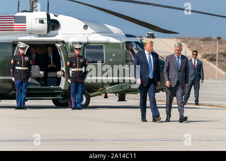 Presidente Trump, uniti da appena denominata White House National Security Advisor Robert C. OÕBrien, approda Marine uno a Los Angeles International Airport Mercoledì, Settembre 18, 2019, prima di salire a bordo Air Force One per il suo volo per San Diego, Calif Persone: presidente Donald Trump, Robert C. OÕBrien Credito: tempeste Media Group/Alamy Live News Foto Stock