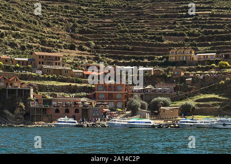 YUMANI, BOLIVIA - 5 Novembre 2014: il porto e terrazze sulla collina di Yumani sulla parte meridionale di Isla del Sol nel Lago Titicaca, Bolivia Foto Stock