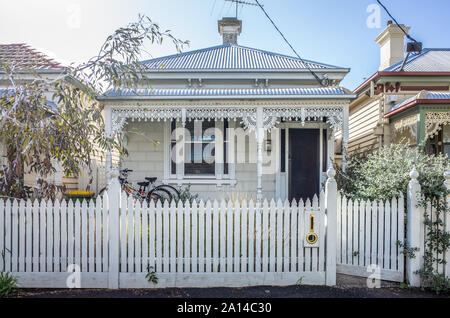Un tipico era vittoriana indipendente casa residenziale in Australia. Facciata di un australiano home con verande sporting ghisa Trine. Foto Stock