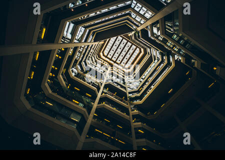 Atrium su Bay shopping mall e torre di uffici interni nel centro cittadino di Toronto Foto Stock