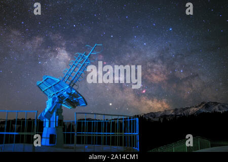 Un radiotelescopio è lavorare sotto la Via Lattea in Nanshan osservatorio astronomico Urumchi, Xinjiang, Cina. Foto Stock