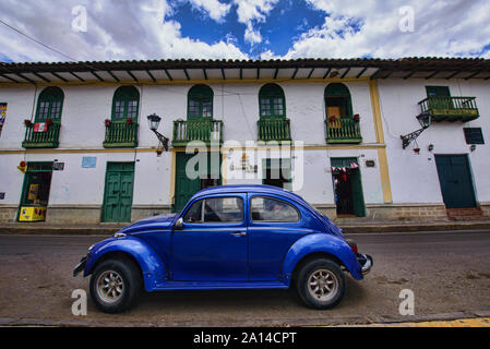 VW bug di colonial Cajamarca, Perù Foto Stock