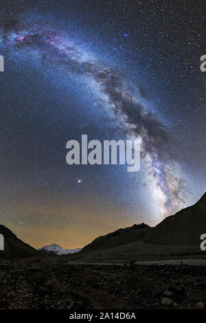 La Via Lattea risplende sopra il Monte Everest in Tibet, in Cina. Foto Stock