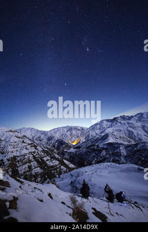 La Via Lattea invernale brilla sopra la coperta di neve Alborz Mountain Range in Iran. Foto Stock