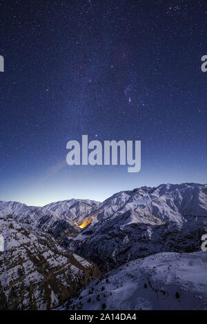 La Via Lattea invernale brilla sopra la coperta di neve Alborz Mountain Range in Iran. Foto Stock