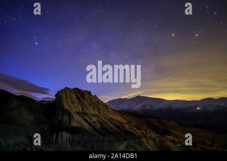 La salita Via Lattea fading in mattinata al crepuscolo al di sopra della valle di Alamut nel Alborz Montagne dell'Iran. Foto Stock