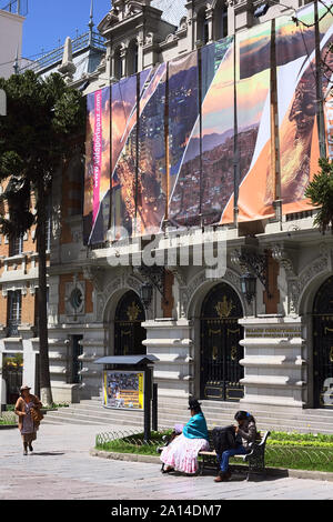 LA PAZ, BOLIVIA - 11 ottobre 2014: persone non identificate hanno di fronte all'entrata del Palacio concistoriali Gobierno Municipal de La Paz (municipio) Foto Stock