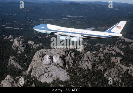 Una United States Air Force VC-25A 82-8000, volando sopra il Monte Rushmore. Foto Stock