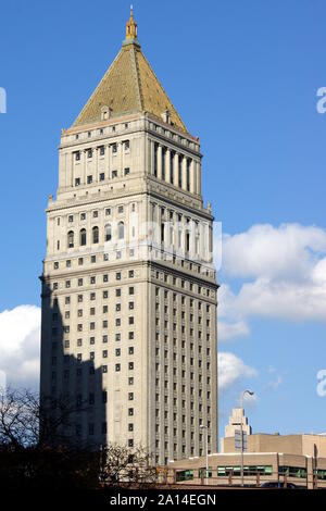 Thurgood Marshall United States Courthouse, la torre e la "corona", viste dal sud, a Lower Manhattan, New York, New York, USA Foto Stock