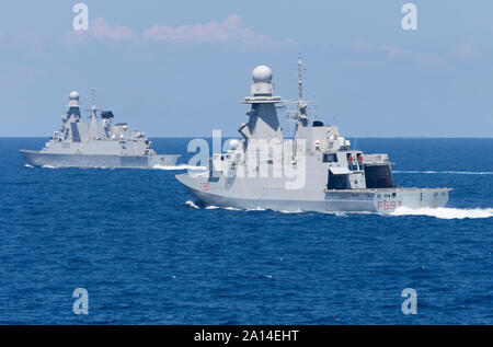 Marina Militare Italiana frigate Carabiniere in corso con DDG Andrea Doria. Foto Stock