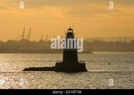 Robbins Reef faro nel porto di New York al tramonto Foto Stock