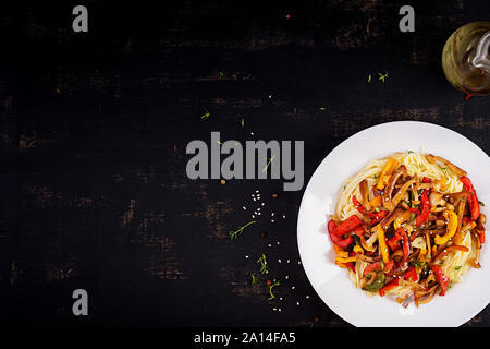 Tagliatelle con funghi shimeji e paprika. Pasto orientale. Giapponese di funghi shimeji STIR FRY. Vista superiore Foto Stock