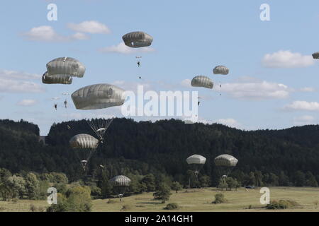 Americani, italiani e soldati turchi prendere parte in una joint airborne assalto alla Hohenfels area formazione durante la Saber bivio presso l'U.S. Dell'esercito multinazionale comune disponibilità centro in Hohenfels, Germania, Sett. 18, 2019. Saber Junction 19 (SJ19) è un esercizio di quasi 5.400 partecipanti da 16 alleato e nazioni partner presso l'U.S. Dell'esercito e di Grafenwoehr Hohenfels le aree di formazione, Sett. 3 al 30 Sett. 2019. SJ19 è progettato per valutare la predisposizione dell'U.S. Dell'esercito fanteria 173rd Airborne brigata per eseguire le operazioni di terra in joint, combinata ambiente e favorire interoperabili Foto Stock