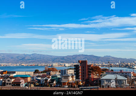 Dicembre 2, 2018 Hakodate, Giappone - Hakodate blu baia del porto e la città di edifici residenziali con vista montagna e cielo blu. Visto da di Motomachi park i Foto Stock