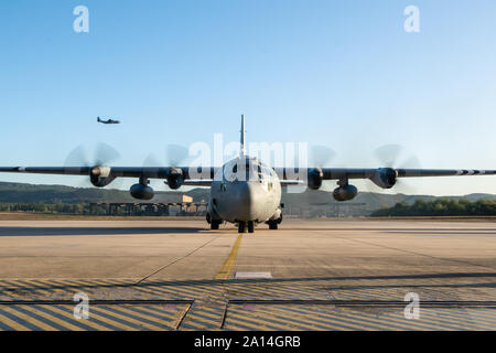 Un U.S. Air Force C-130 Hercules aeromobile assegnati al 123Airlift Wing, Kentucky Air National Guard, inizia la sua motori prima di una missione aerea durante la sciabola di svincolo 19, a Ramstein Air Base, Germania, Sett. 18, 2019. SJ19 è un esercizio di quasi 5.400 partecipanti da 16 alleato e nazioni partner presso l'U.S. Dell'esercito e di Grafenwoehr Hohenfels le aree di formazione, Sett. 3 al 30 Sett. 2019. SJ19 è progettato per valutare la predisposizione dell'U.S. Dell'esercito fanteria 173rd Airborne brigata per eseguire le operazioni di terra in un giunto, ambiente combinato e per promuovere l interoperabilità con particip Foto Stock