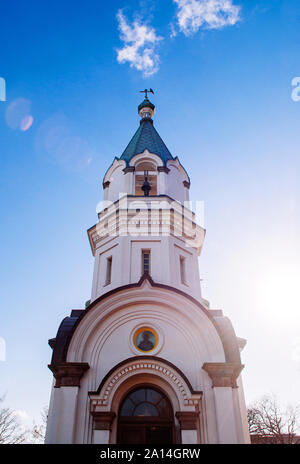 Hakodate Chiesa Ortodossa - Chiesa Ortodossa Russa cupole a cipolla del campanile in inverno sotto il cielo blu. Motomachi - Hakodate, Hakkaido Foto Stock