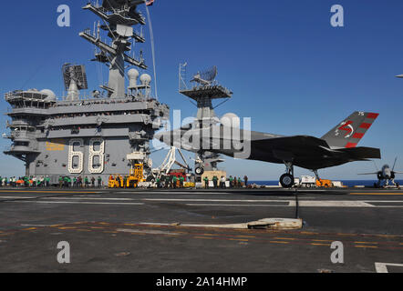Un F-35C Lightning II carrier variante fa un arrestato lo sbarco a bordo della USS Nimitz. Foto Stock