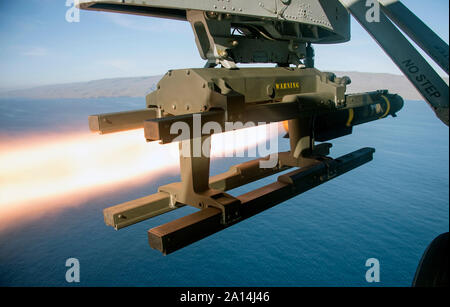 Un AGM-114B Hellfire missile viene lanciato da un MH-60S Seahawk. Foto Stock