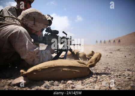 Un U.S. Incendi marino sua M249 arma automatica della squadra. Foto Stock