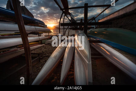 Rio de Janeiro, Brasile - 17 agosto 2013: gruppo di canoe outrigger parcheggiato sulla spiaggia. Foto scattata a Red Beach, vicino alla montagna di sugarloaf. Foto Stock