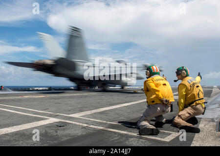 Stati Uniti Navy tiratori il segnale per il lancio di un EA-18G Growler . Foto Stock