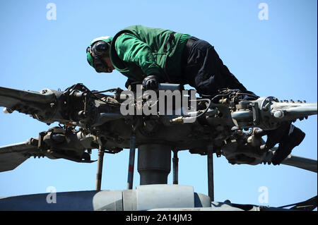 Aviation da elettricista, Mate non controlli finali su un HH-60H Sea Hawk. Foto Stock