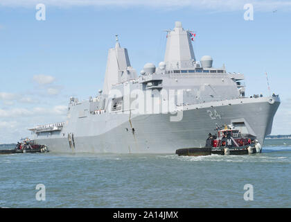 Stati Uniti Marinai e Marines uomo le rotaie a bordo della USS Arlington. Foto Stock