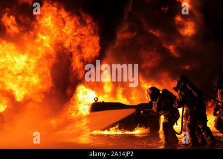 Aeromobile di salvataggio e di lotta antincendio Marines estinguere un incendio del carburante. Foto Stock