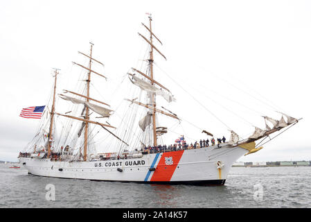 Il Guardacoste Eagle sta preparando per ormeggiare nel porto di Portland, Maine. Foto Stock
