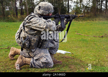 Stati Uniti Soldato dell'esercito incendi sua M4 carbine fucile. Foto Stock
