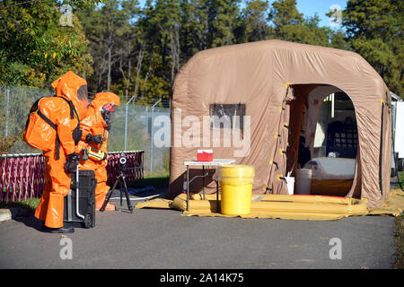 Esercito Guardia nazionale i membri di preparare per inserire la tenda di decontaminazione Foto Stock
