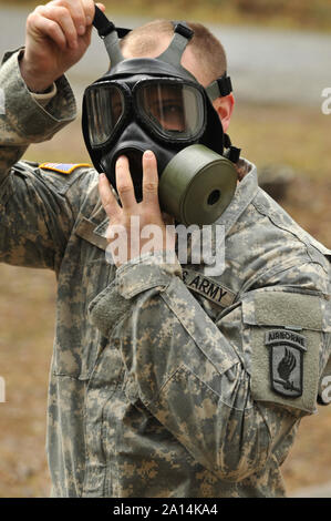 Un U.S. Paracadutista esercito mette sulla sua maschera protettiva. Foto Stock
