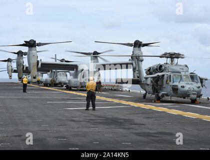 Gli aeromobili sono preparati al lancio dal ponte di volo dell assalto anfibio nave USS Boxer. Foto Stock