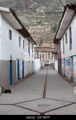 Pisac, Perù - Agosto 12 2011: le strade e la vita quotidiana della città. Foto Stock