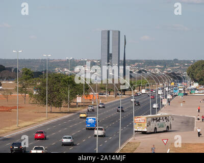 Brasilia, Brasile - 24 Luglio 2009: un viale principale di Brazilia chiamato Eixo Monumental. Trasporto in Brasile, autobus ed edifici. Foto Stock
