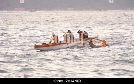 Rio de Janeiro, Brasile - 17 agosto 2013: un gruppo di donne paddling canoe outrigger nel vedere. Foto scattata a Red Beach, vicino alla montagna di sugarloaf Foto Stock