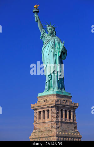 La statua della Libertà con cielo blu sullo sfondo, New York City, Stati Uniti d'America Foto Stock