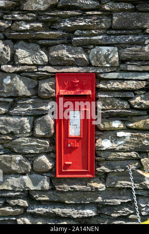 Postbox vittoriano impostato in una parete, Lake District, Cumbria, Regno Unito Foto Stock