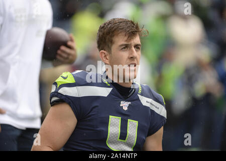 Seattle, WA, Stati Uniti d'America. Il 22 settembre, 2019. SEATTLE, WA - 22 settembre: Seattle Seahawks punter Michael Dickson (4) si affaccia su come egli partecipa al team tratto prima di NFL di una partita di calcio tra New Orleans Saints e il Seattle Seahawks il 22 settembre 2019 presso il Century Link Stadium di Seattle, WA Credit: Jeff Halstead/ZUMA filo/Alamy Live News Foto Stock