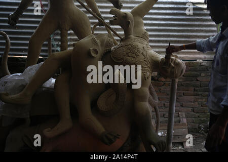 Kathmandu, Nepal. 24Sep, 2019. Un artista che tocca un idolo della dea Durga per il prossimo festival di Dashain in Lalitpur, Nepal Martedì, Settembre 24, 2019. Credito: Skanda Gautam/ZUMA filo/Alamy Live News Foto Stock